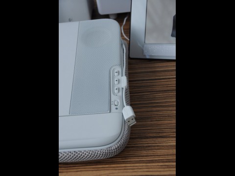 USB-Kabel f&uuml;r die Stromversorgung, Bedienelemente zum Steuern des Soundsystems und zum Abschalten des L&uuml;fters