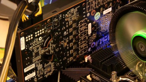 Links die R&uuml;ckseite der GTX 480