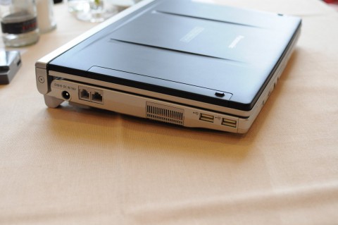 Anschl&uuml;sse auf der linken Seite des 12-Zoll-Notebooks