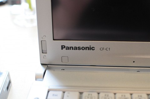 Der Schiebeschalter verhindert, dass sich das Display versehentlich dreht.