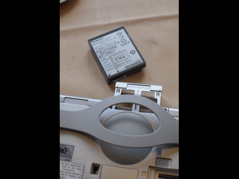 Akku (oben) und Spacer im mittleren Schacht