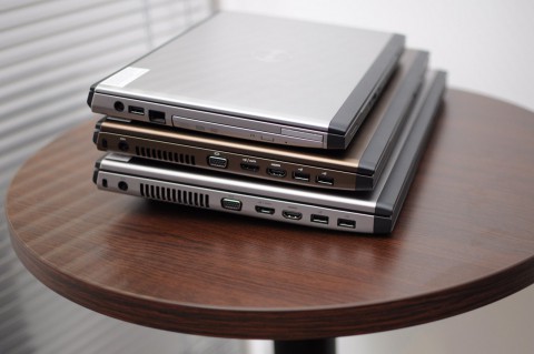 ... beim 13-Zoll-Modell ist es links positioniert. Au&szlig;erdem fehlt dem kleinsten Vostro der HDMI-Ausgang.