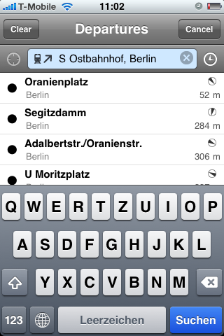 In Gebäuden kann das Finden der umliegenden Haltestellen etwas dauern.