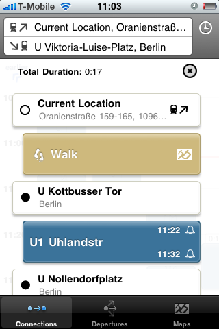 Fußweg zum U-Bahnhof in Beige. Die U-Bahn in Blau