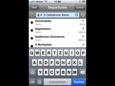 In Geb&auml;uden kann das Finden der umliegenden Haltestellen etwas dauern.
