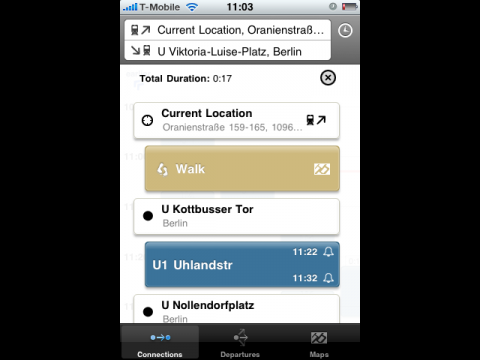 Fu&szlig;weg zum U-Bahnhof in Beige. Die U-Bahn in Blau