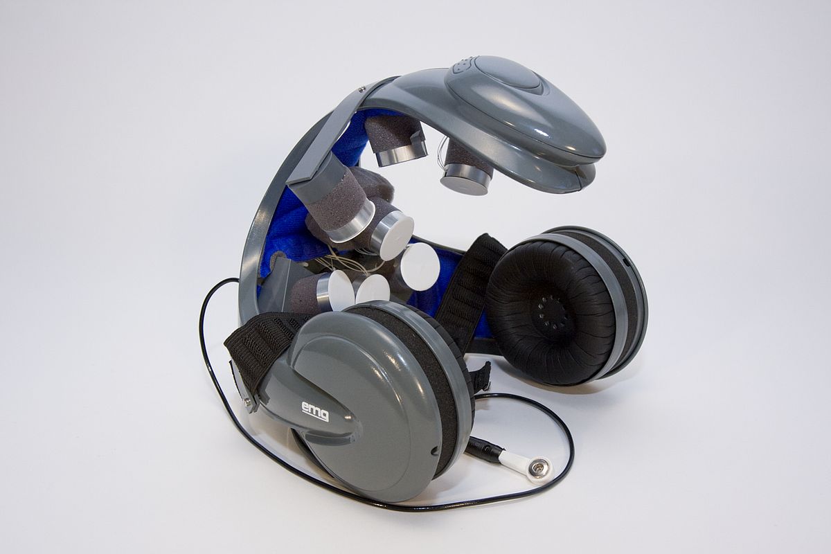 Datenhelm mit kapazitiven Sensoren, die Gehirnaktivitäten durch die Haare messen (Foto: TU Braunschweig)