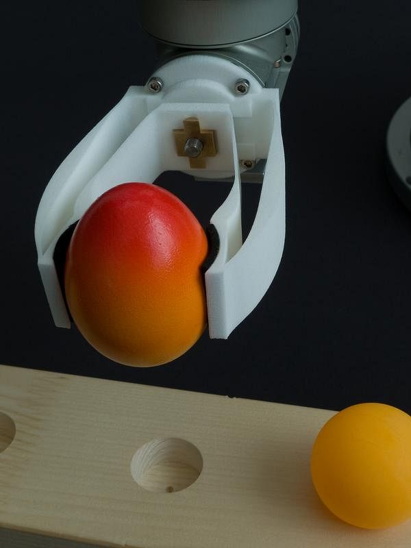 Der elastische Robotergreifer braucht keine Gelenke. (Foto: Ruedi Keller, Empa)