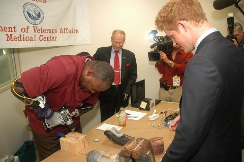 Die Armprothese wird aber noch nicht per Neuroimplantat gesteuert. (Foto: Darpa)