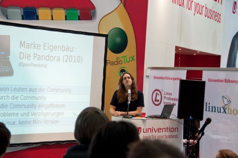 Michael 'EvilDragon' Mrozek pr&auml;sentierte Open Pandora im Linux-Vortragsprogramm der Cebit 2010