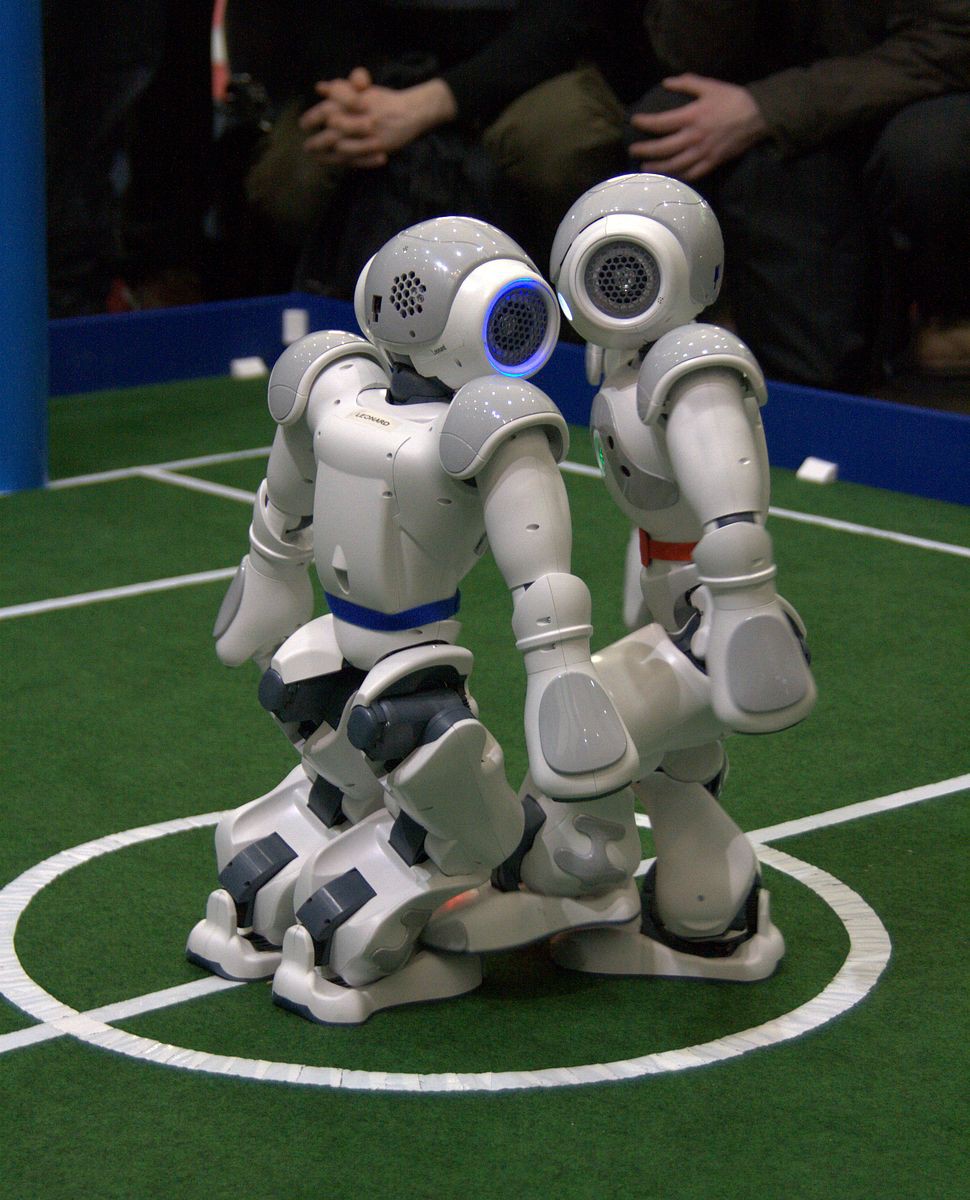 Auch das gibt es im Roboterfußball: Zweikampf... (Foto: wp)