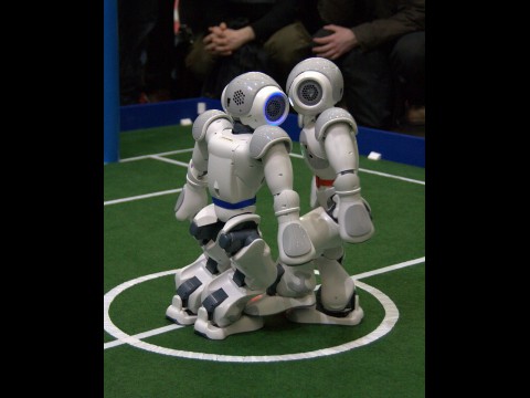 Auch das gibt es im Roboterfu&szlig;ball: Zweikampf... (Foto: wp)