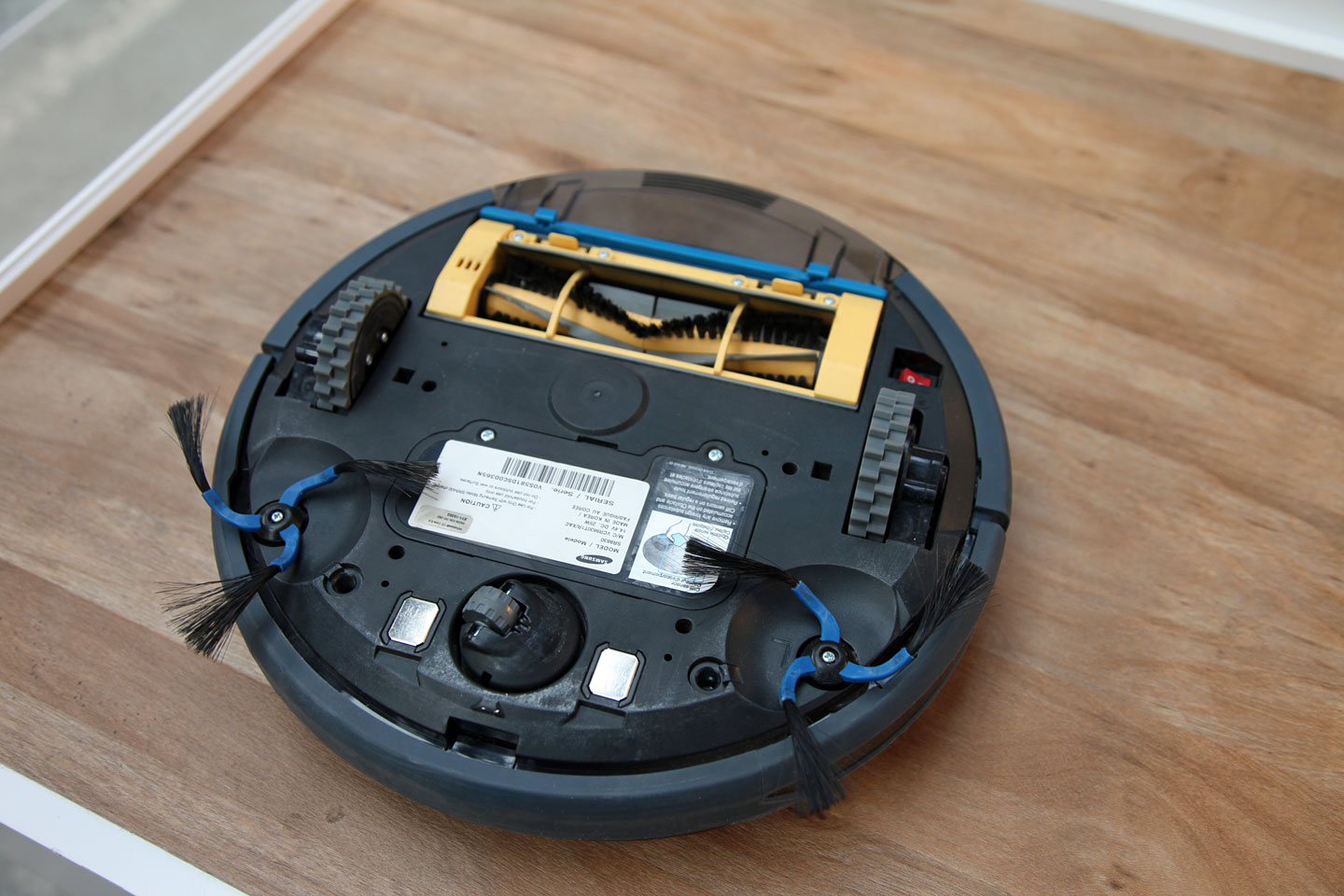 Samsungs Navibot SR-8855 - Blick auf die Unterseite