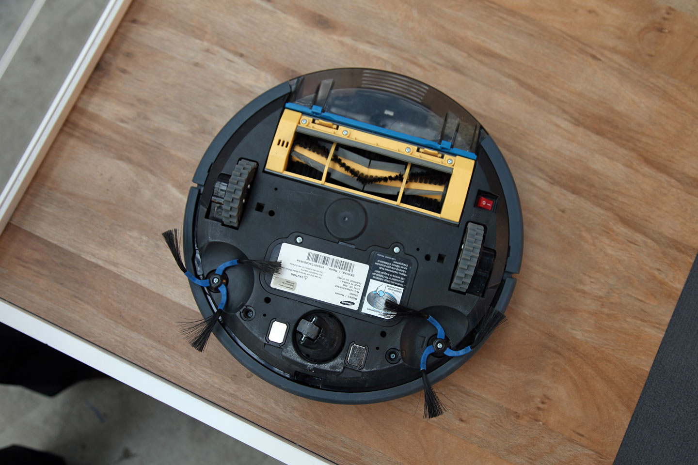 Samsungs Navibot SR-8855 - Blick auf die Unterseite