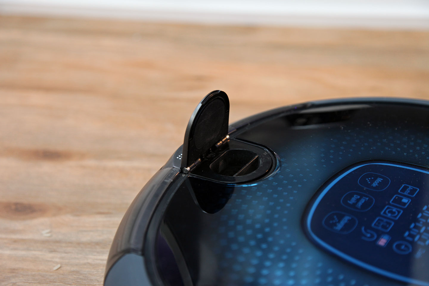 Samsungs Navibot SR-8855 - Klappe zum Absaugen des Staubauffangbehälters