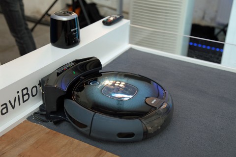 Samsungs Navibot SR-8855 - in der Ladestation