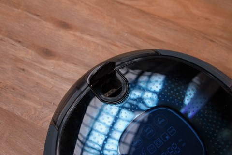 Samsungs Navibot SR-8855 - Klappe zum Absaugen des Staubauffangbeh&auml;lters