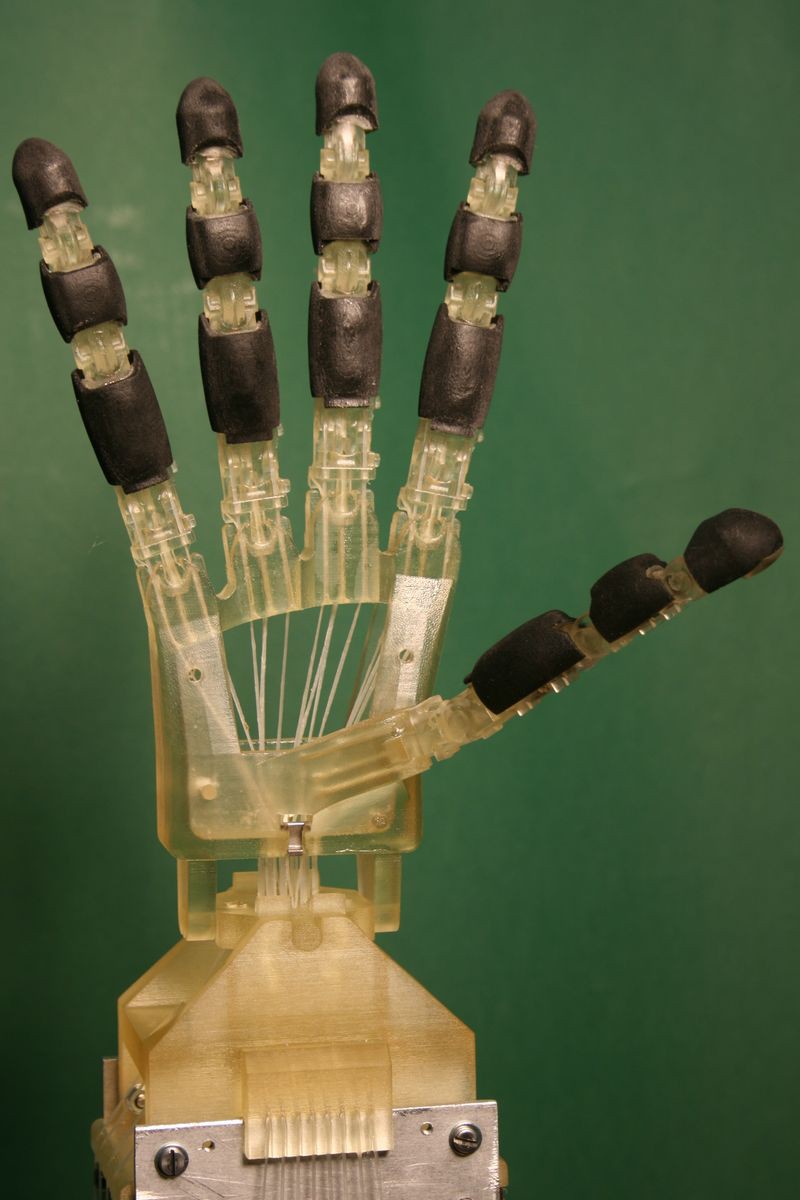 Roboterhand mit Schnurantrieb (Foto: Universität des Saarlandes)