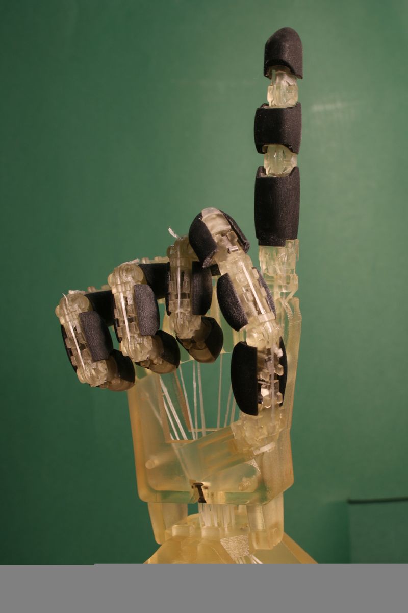 Mit dem Antrieb kann die Hand kraftvoll und behutsam greifen. (Foto: Universität des Saarlandes)