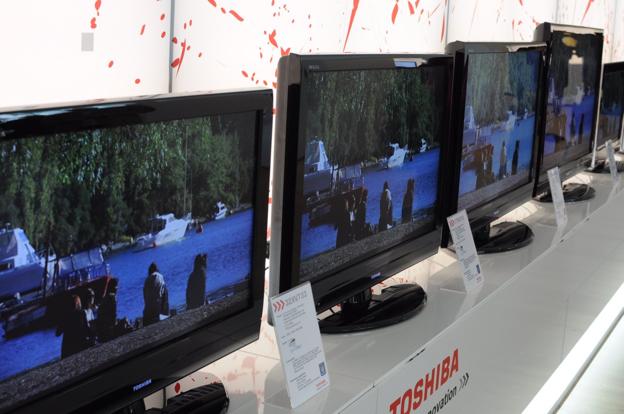 Viele Fernseher von Toshiba, ...