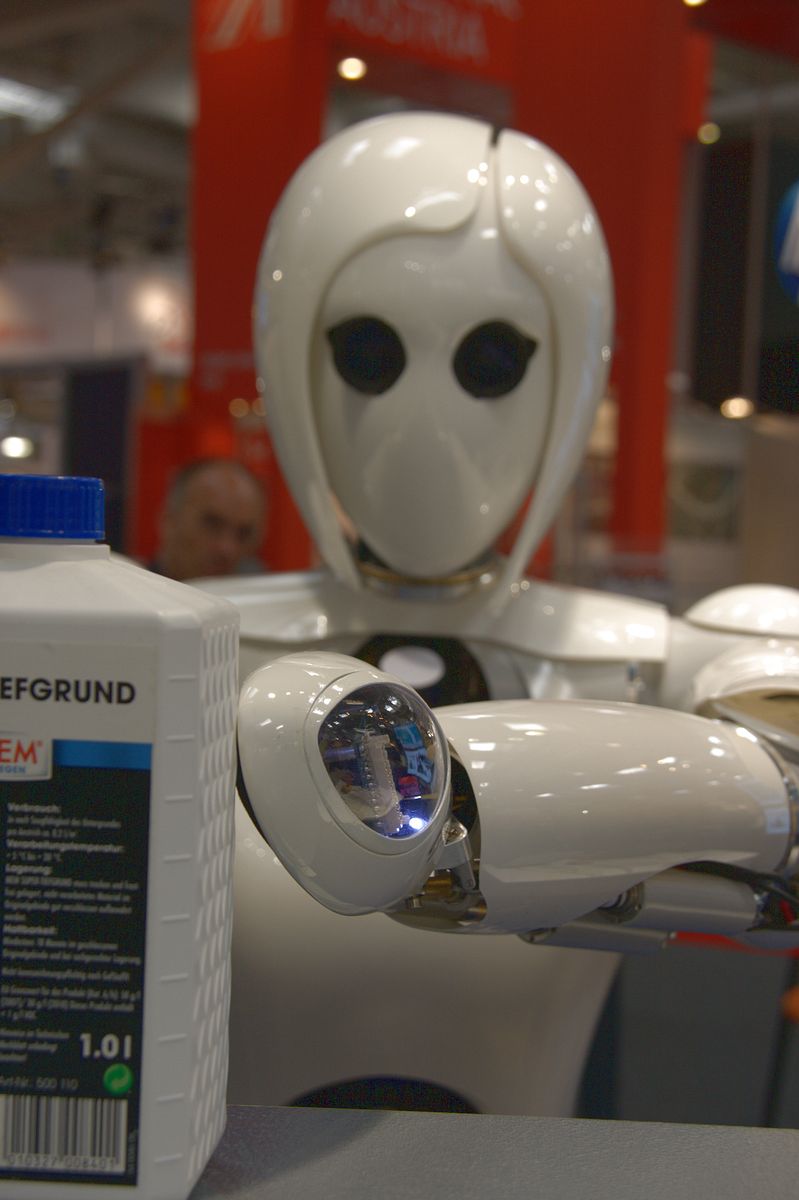 In der Hand sitzt unter dem Glas ein RFID-Leser. (Foto: wp)