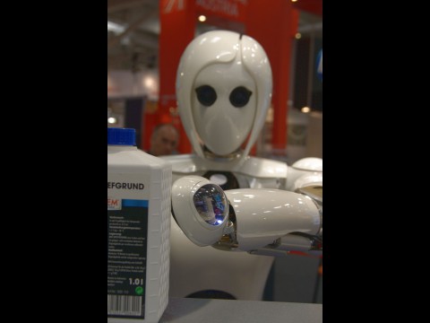 In der Hand sitzt unter dem Glas ein RFID-Leser. (Foto: wp)