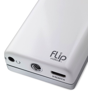 Flip Slide HD - am unteren Rand finden sich ein Kopfhörerausgang, ein Stativgewinde und ein Mini-HDMI-Anschluss.