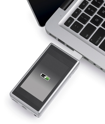 Flip Slide HD - der eingebaute Akku wird am PC oder mit einem optionalen USB-Netzteil aufgeladen.