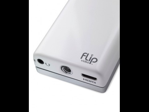 Flip Slide HD - am unteren Rand finden sich ein Kopfh&ouml;rerausgang, ein Stativgewinde und ein Mini-HDMI-Anschluss.