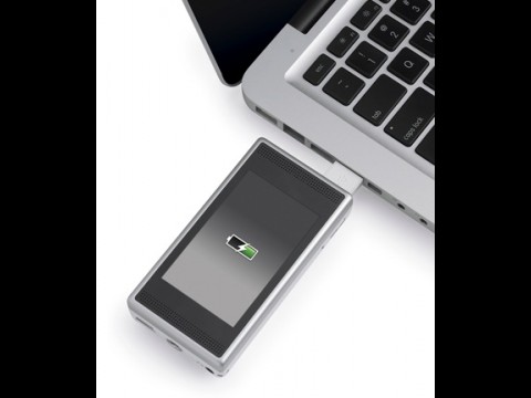 Flip Slide HD - der eingebaute Akku wird am PC oder mit einem optionalen USB-Netzteil aufgeladen.