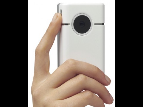 Flip Slide HD - links am Geh&auml;use sitzt der Ein-/Aus-Schalter.