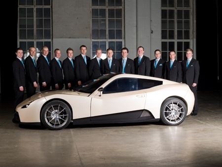 Das Team und sein Fahrzeug (Bild: Metropolia Universität)