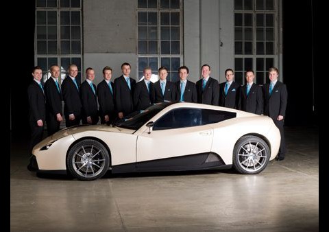 Das Team und sein Fahrzeug (Bild: Metropolia Universit&auml;t)