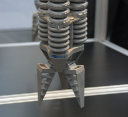 Der Bionische Handling-Assistent von Festo stammt aus dem 3D-Drucker. (Foto: wp)