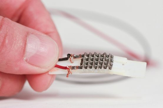 Der Aktor verformt sich, wenn er erhitzt wird... (Foto: Jason Dorfman, Computer Science and Artificial Intelligence Laboratory)