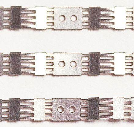 Die Aktoren werden aus einem Blech aus einer Formgedächtnislegierung hergestellt. (Foto: Jason Dorfman, CSAIL