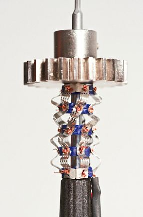 um dieses 17 g schwere Gewicht anzuheben... (Foto: Jason Dorfman, CSAIL