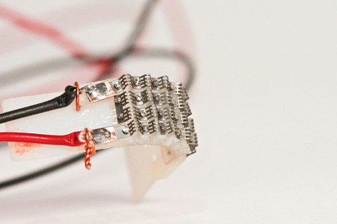 ... und bewegt so ein Kunststoffteil. (Foto: Jason Dorfman, CSAIL)