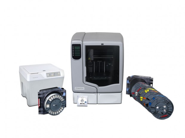 Das System: Drucker, Reinigungssystem und die Spulen mit dem Kunststofffaden(Foto: HP)