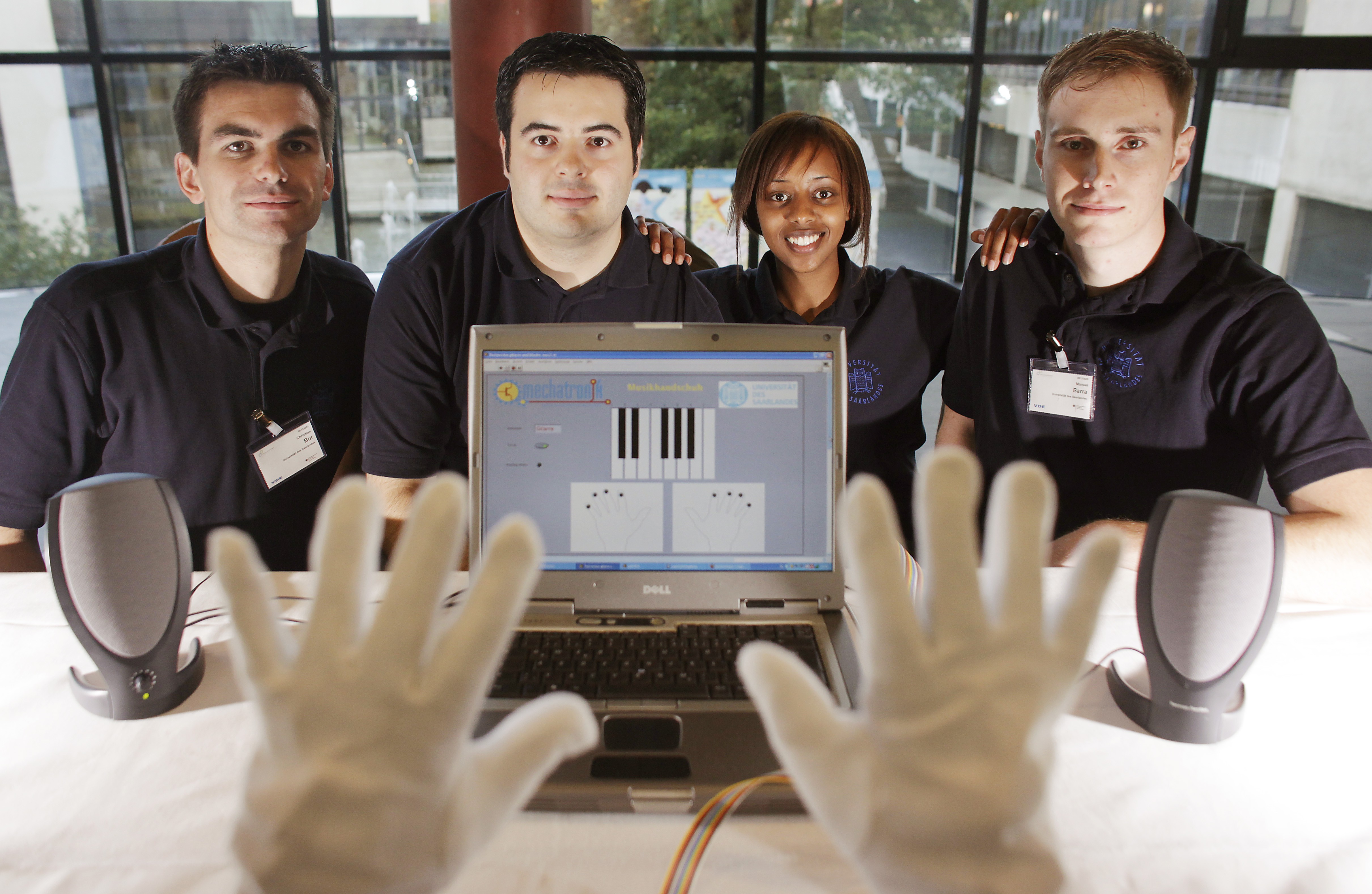 Die Entwickler und ihre Musikhandschuhe (Foto: Hannibal Hanschke)