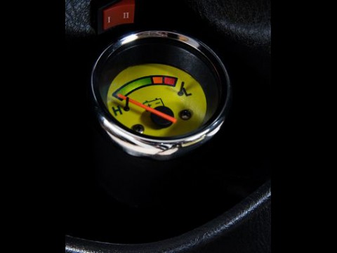 Mit dem Schalter &uuml;ber dem Ladeanzeiger kann der Fahrer auf den zweiten Akku umschalten. (Foto: Econogo)