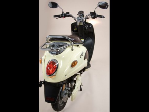 Der Fahrer nimmt den Akku mit und h&auml;ngt ihn an die Steckdose. (Foto: Econogo)