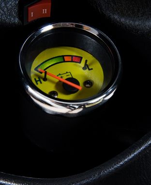 Mit dem Schalter über dem Ladeanzeiger kann der Fahrer auf den zweiten Akku umschalten. (Foto: Econogo)