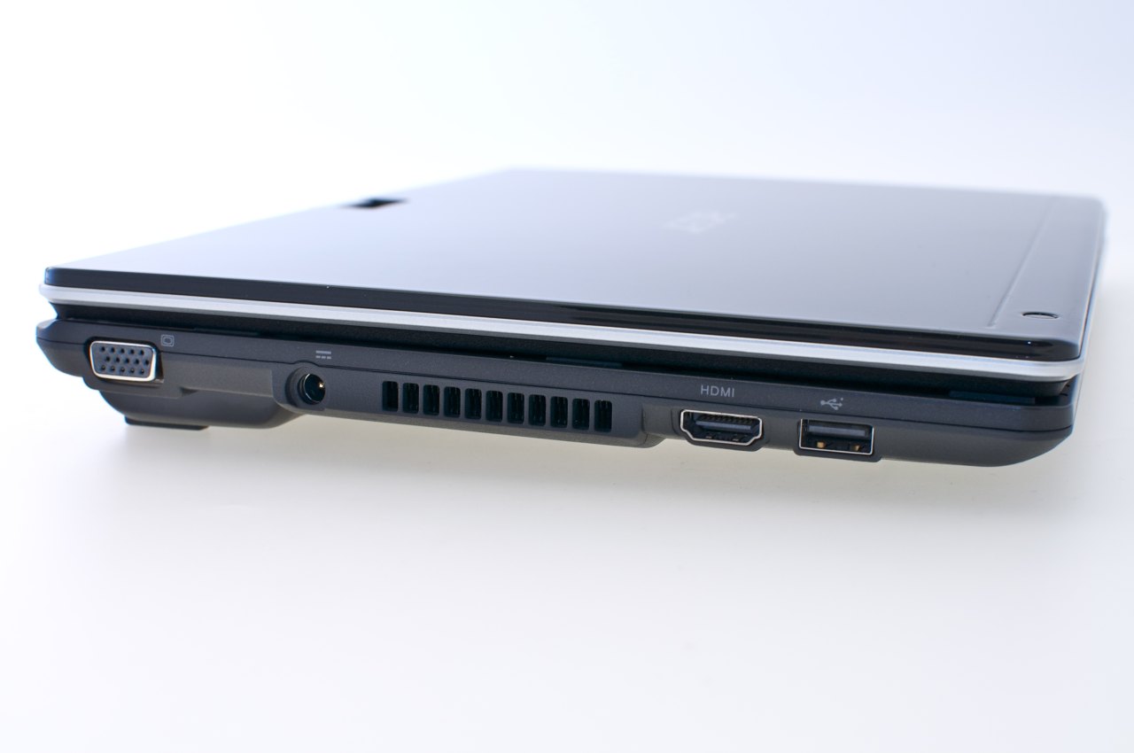 Linke Seite: In ruhigen Umgebungen ist der Lüfter bei Last wahrnehmbar. Sonst bleibt er aber recht leise.