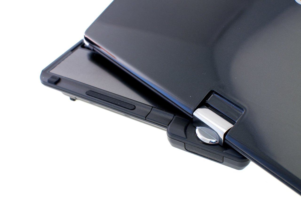 Das Notebook kann wie bei den meisten Tablet-PCs nur in eine Richtung zum Slate umfunktioniert werden.