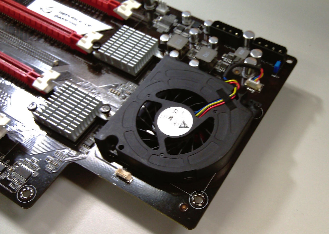 Die Nforce-Chips brauchen Kühlung.(Bild: Asus)
