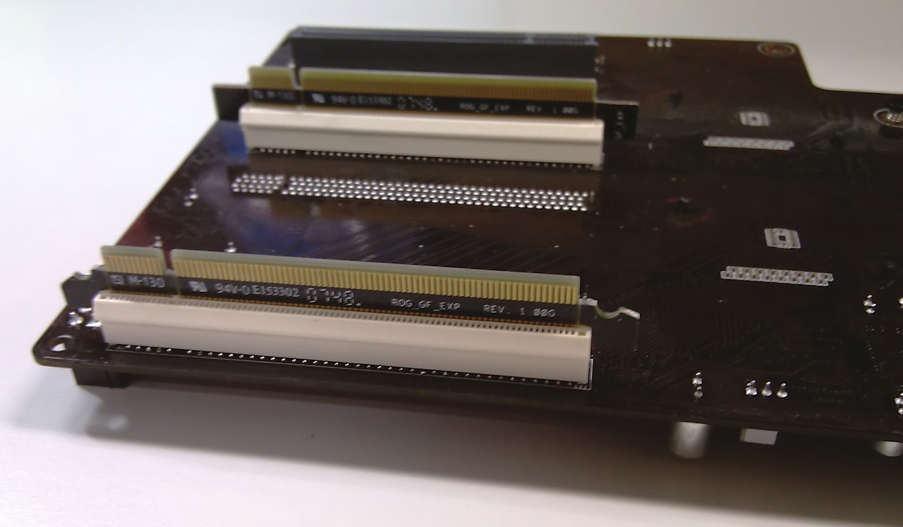 Zwei PEG-Verbinder stellen Kontakt zum Mainboard her. (Bild: Asus)