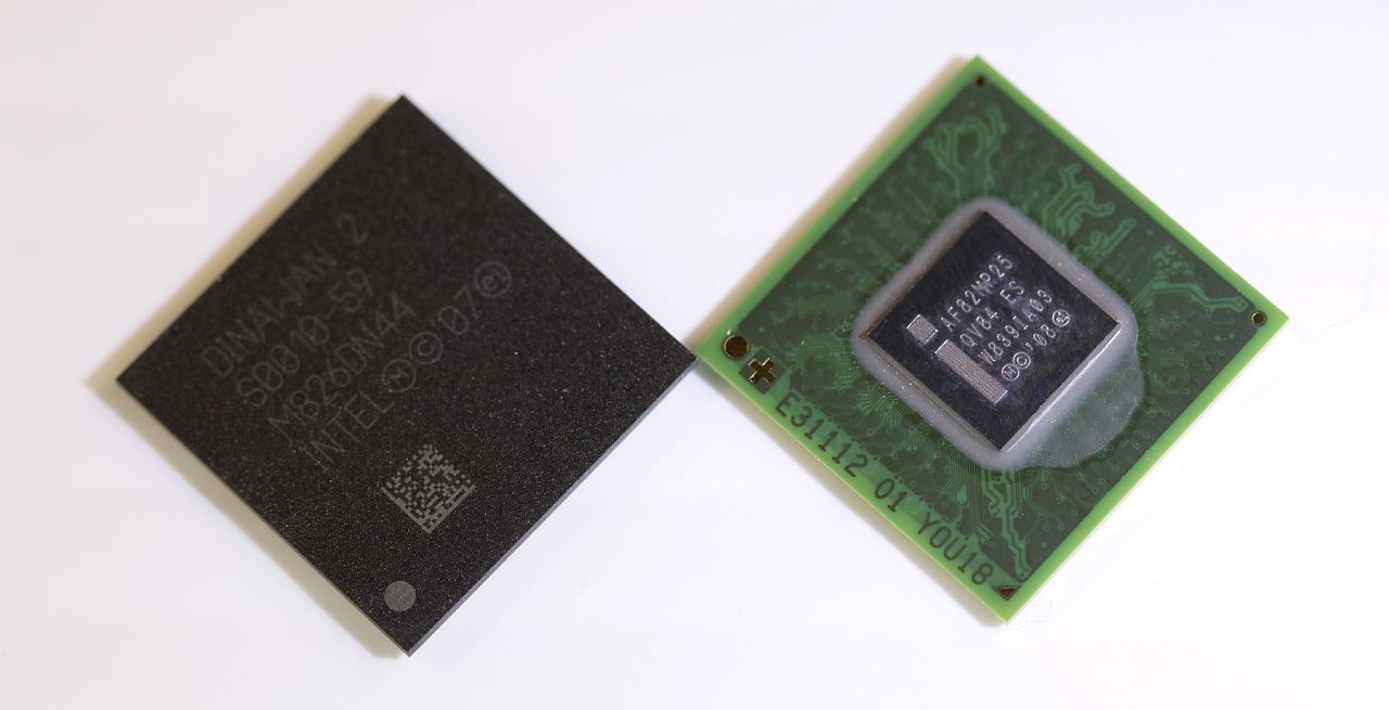 Atom Z600 (rechts) und I/O-Baustein