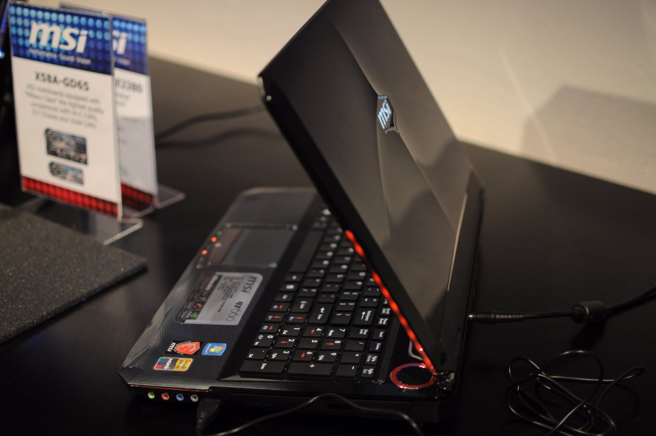 Ein kleiner Subwoofer befindet sich ebenfalls im Notebook.