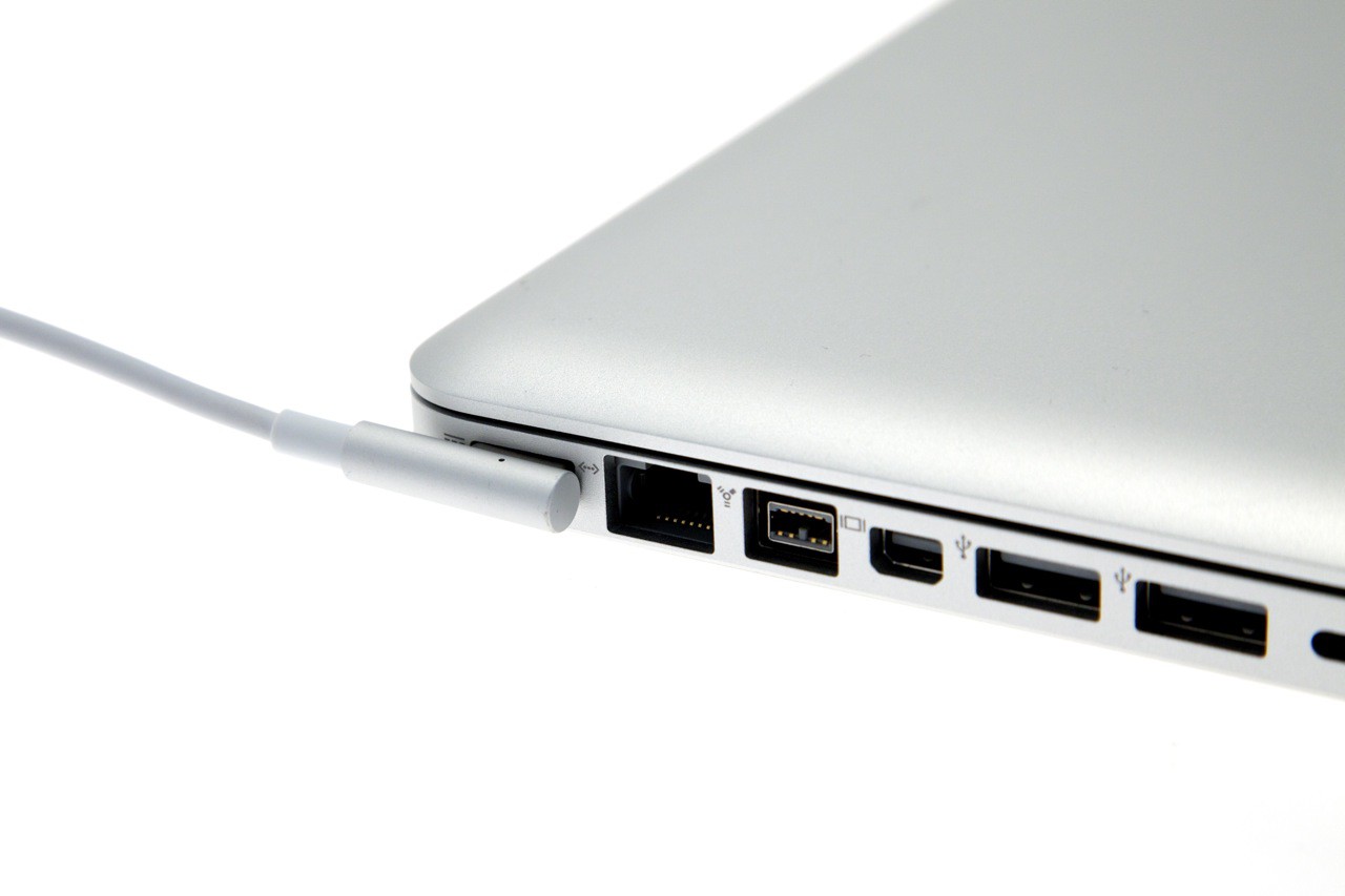 Das neue Magsafe-Netzteil hat einen veränderten Magnetstecker, ...